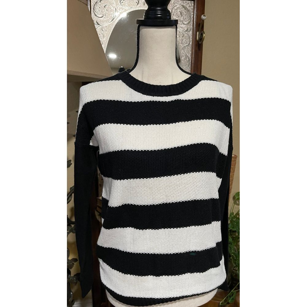 Forever 21 women's black and white striped pullover sweater size small‎